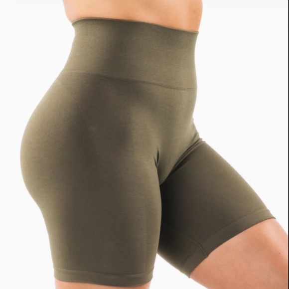 Alphalete Amplify shorts - Picture 2 of 5